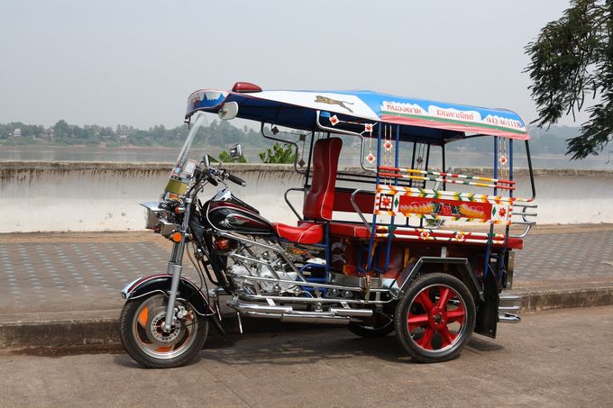 Tuk-tuk_in_Nong_Khai_01