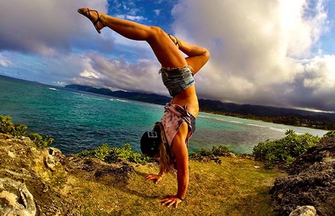 Jamie-Anderson-Handstand Yoga Snowboarder