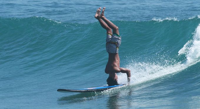 Surfing longboard Headstand