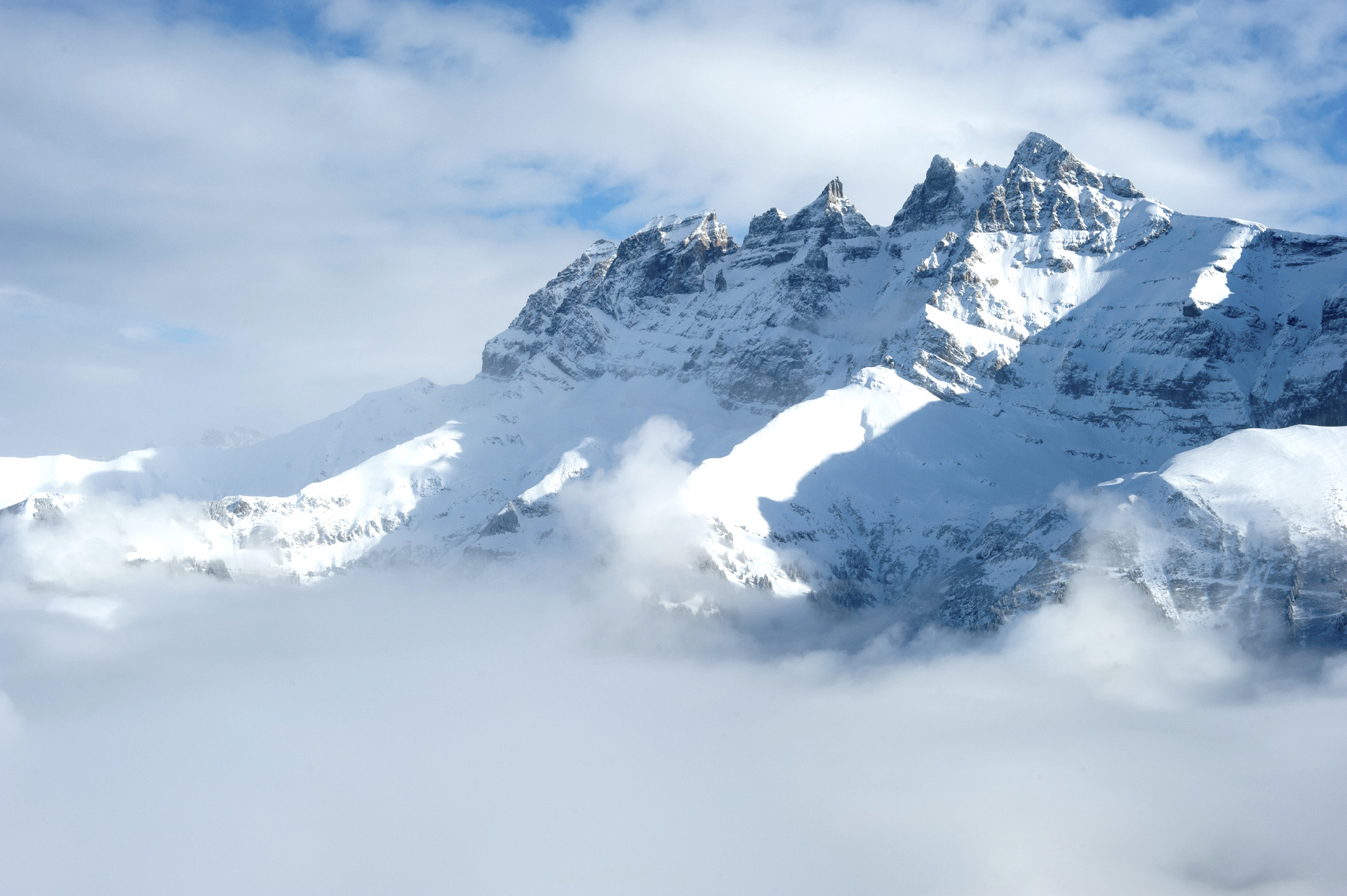 Snowboarding-Off-Piste-Backcountry-Avoriaz-France-Mountain