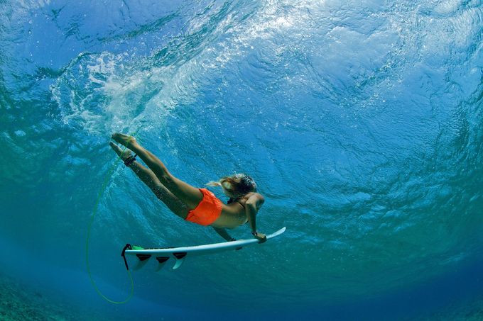 Duck-dive-on-a-surf-board-surfing