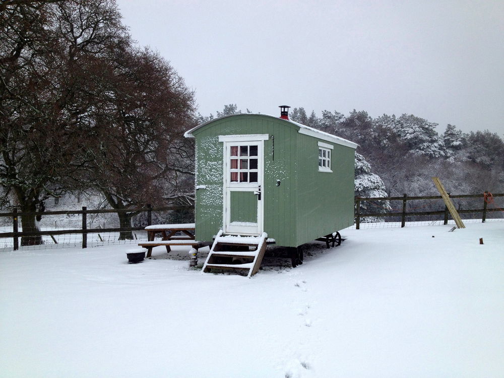 Pods and shepherdhuts make it possible to enjoy camping in winter without catching pneumonia. Credit: Longthorns Shepherd huts in Dorset. 