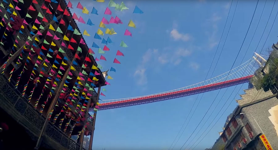 The bridge, some time before the BASE Jump - Photo: JOINTHETEEM / YouTube