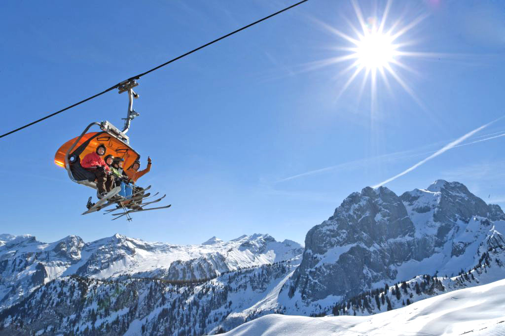 Best-Luxury-Ski-Resorts-World-Skiing-Gstaad-Saanenland-Tourismus-Switzerland.jpg