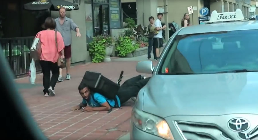 The cyclist hits the floor after the collision - Photo: YouTube / Roman Atwood