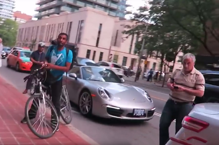 Bystanders, cyclists, and motorists join in the row on the street - Photo: YouTube / Roman Atwood