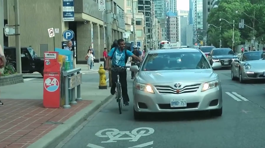 The cyclist appears to smack the drivers window - Photo: YouTube / Roman Atwood