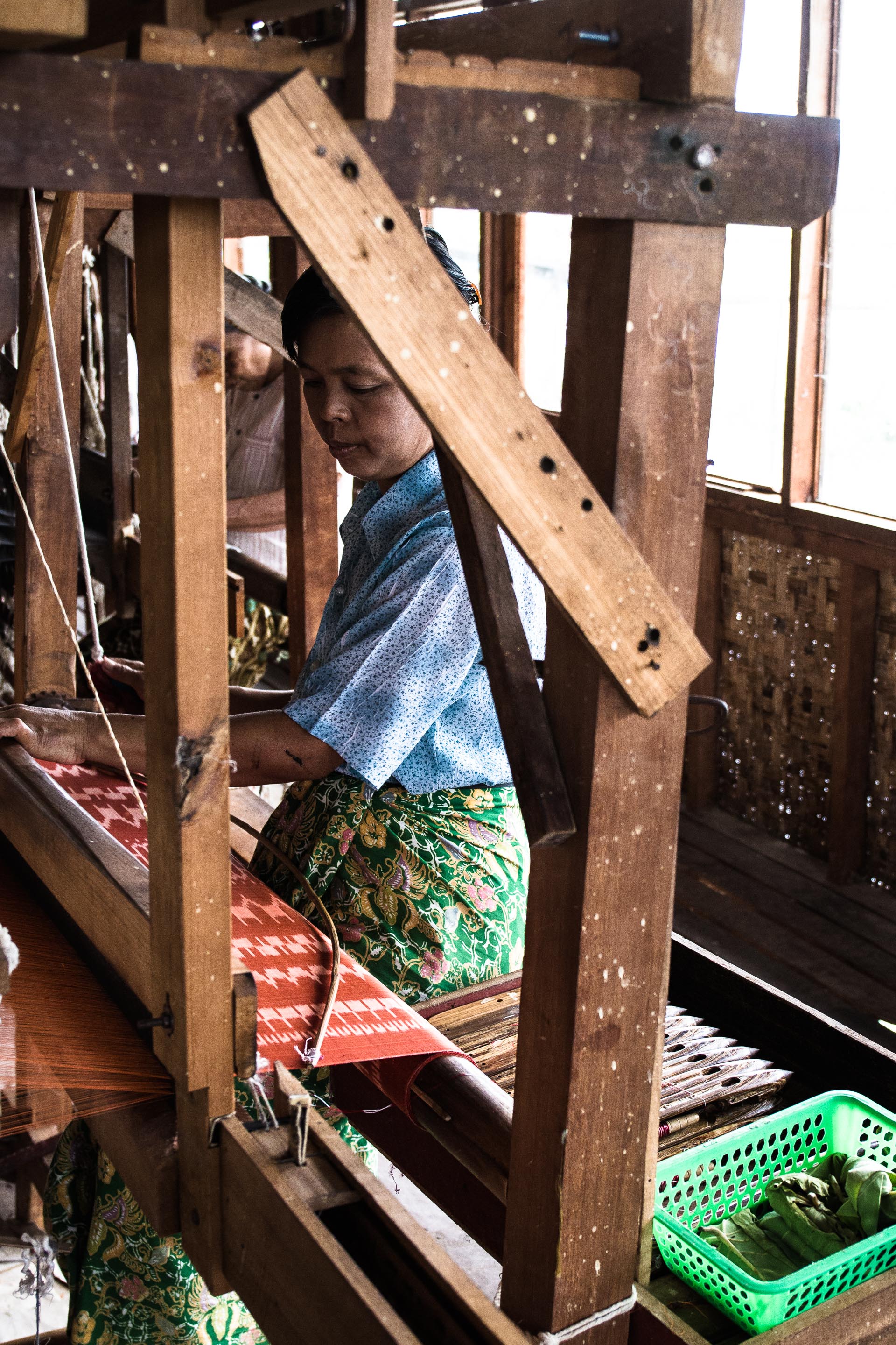 lotus-weavers-of-inle-lake-myanmar-burma-copyright-tristan-kennedyimg_4834