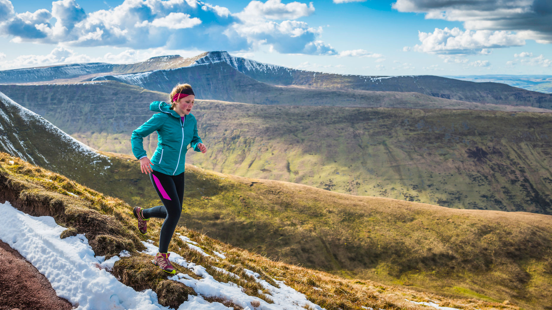 trail-running-events-in-the-uk-_-5-of-the-best-woman-trail-running-in-the-snow