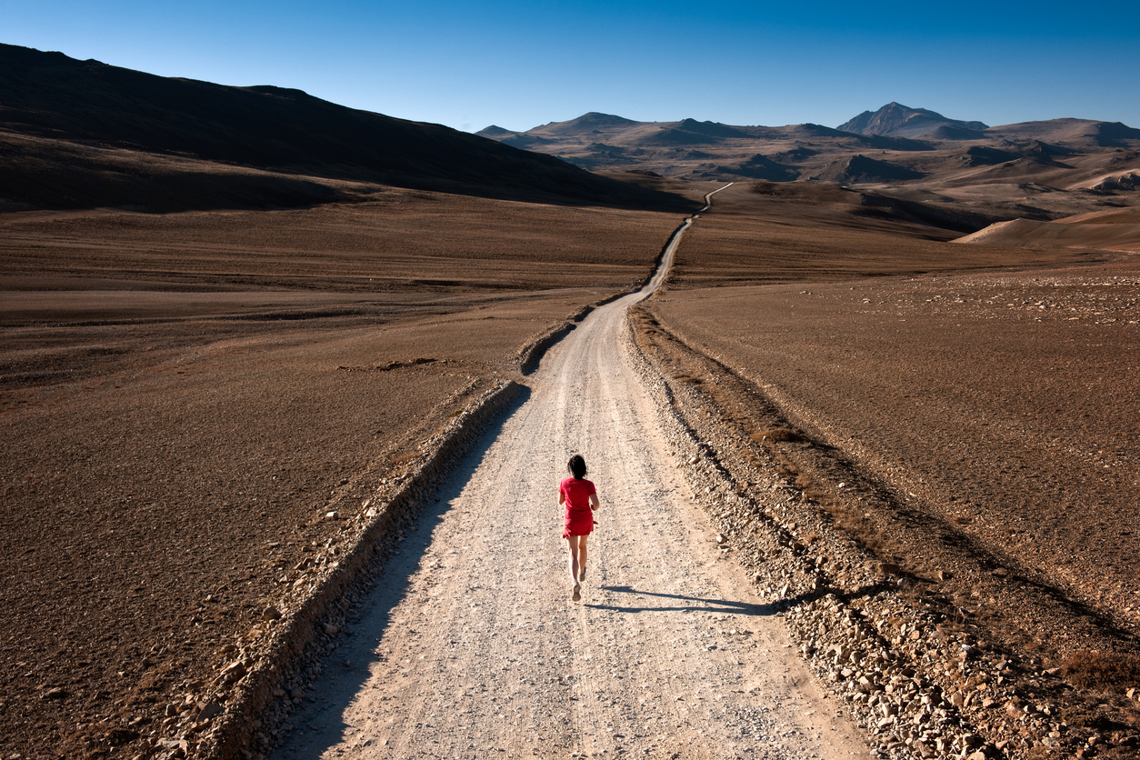 What-is-Ultra-Running-Everything-you-need-to-know-Runner-Walking-Running-in-Desert.