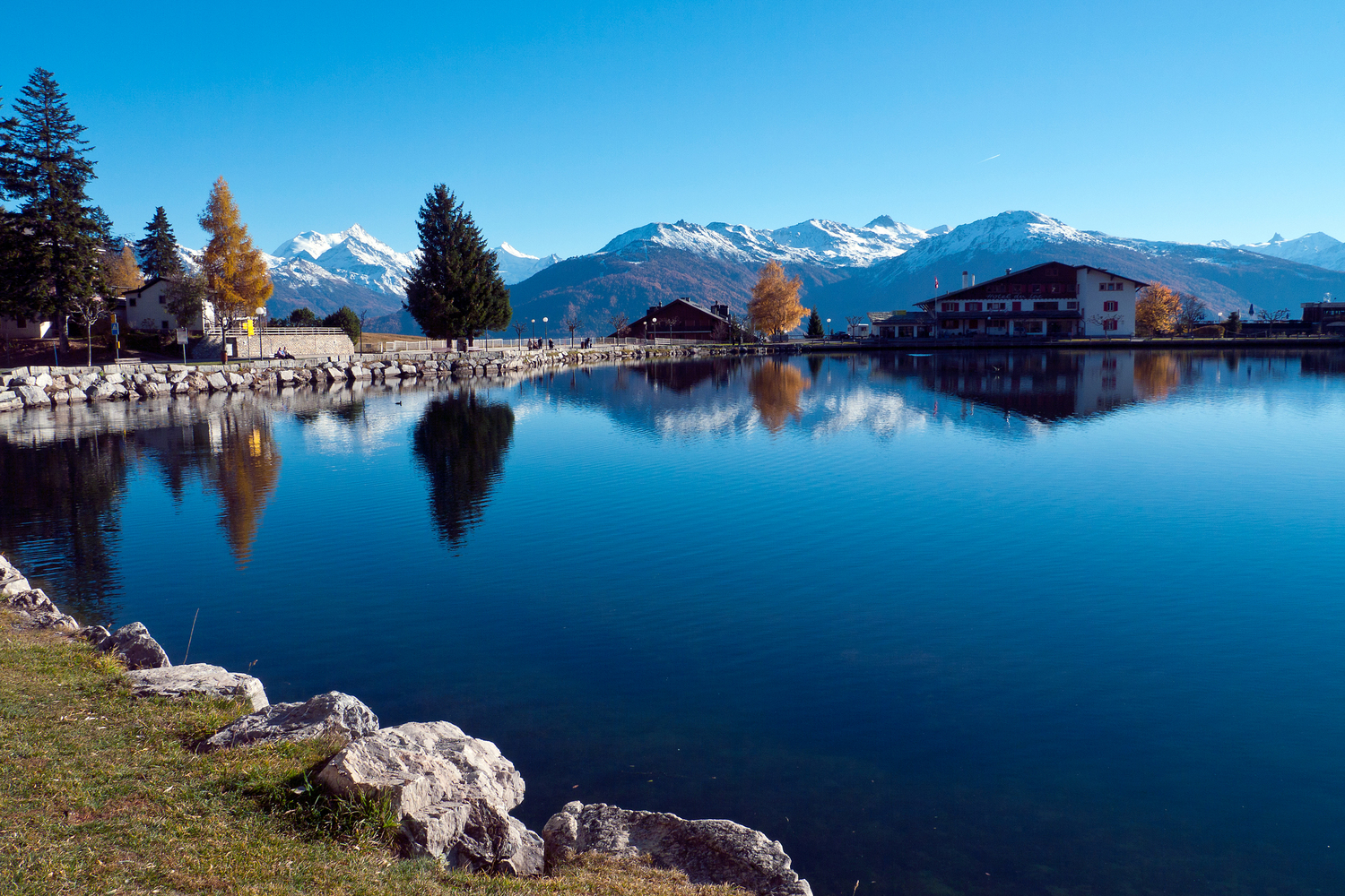 A beautiful lake in the centre of the resort... The stunning views from Crans Montana... Photo: Photo-Genic.Ch / Olivier Maire