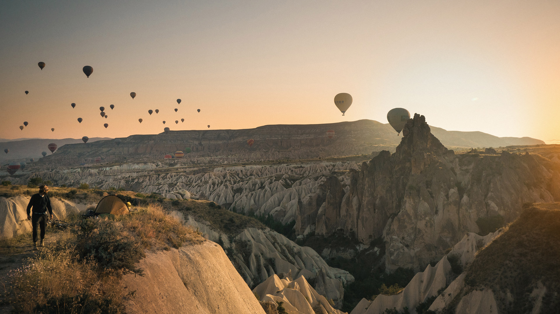 Hot air balloons in Turkey by Martijn Doolaard, from One Year on a Bike, Copyright Gestalten 2017
