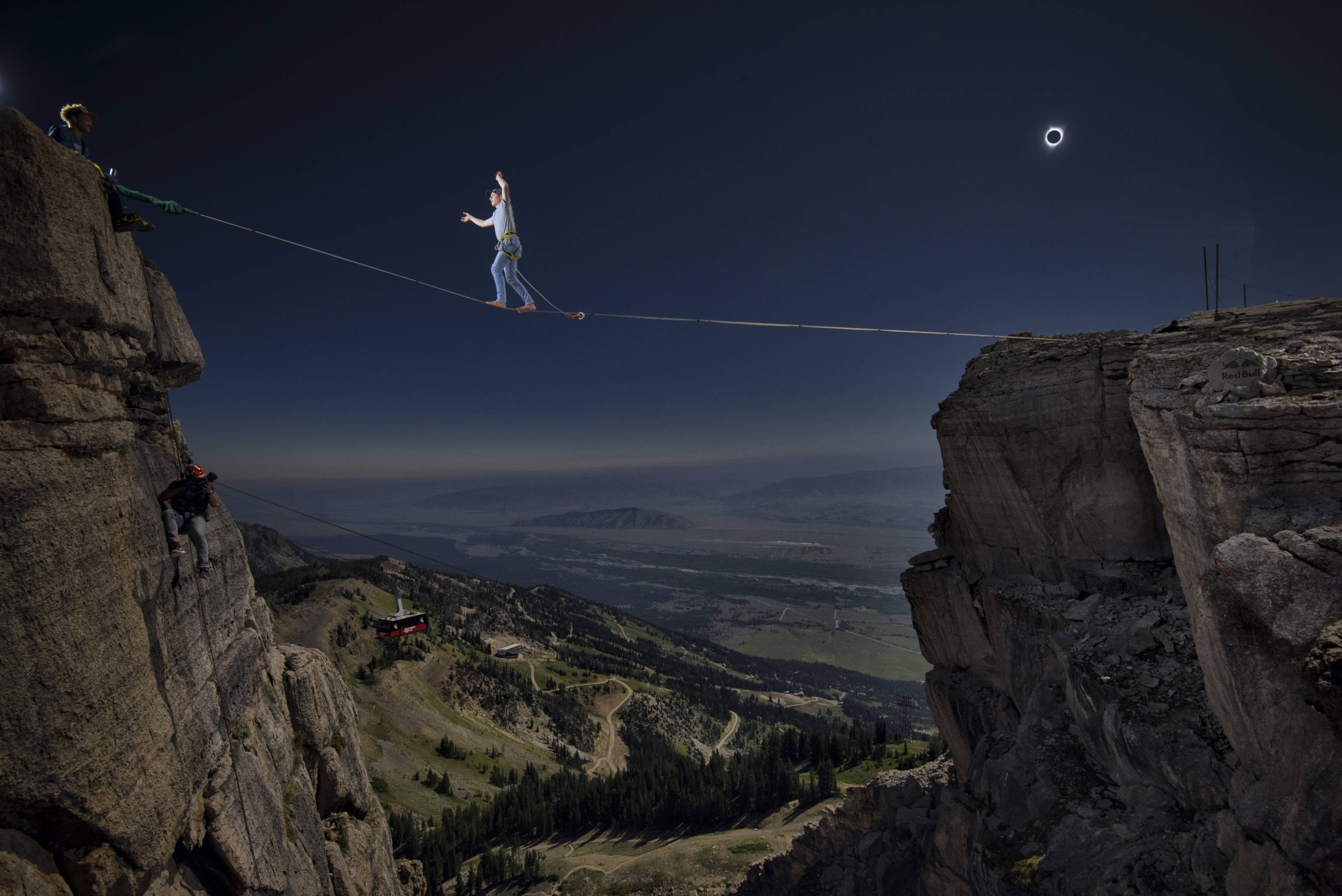 solar eclipse slacklining