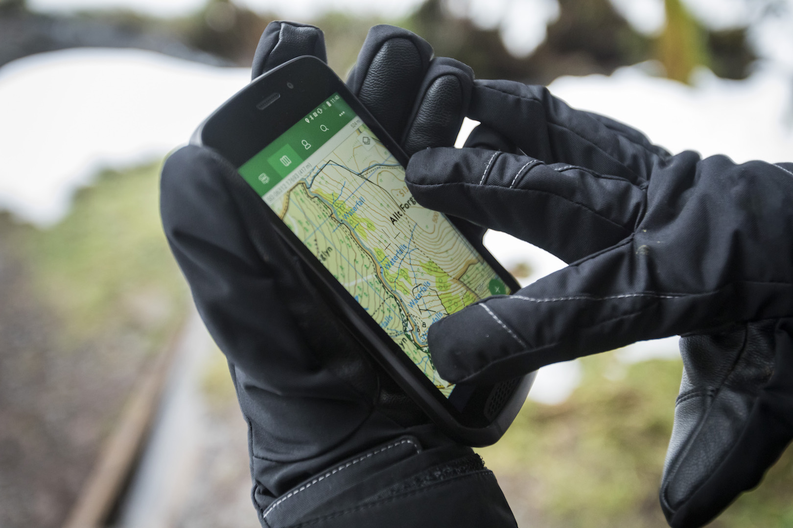 land-rover-explore-outdoor-phone-review-first-look