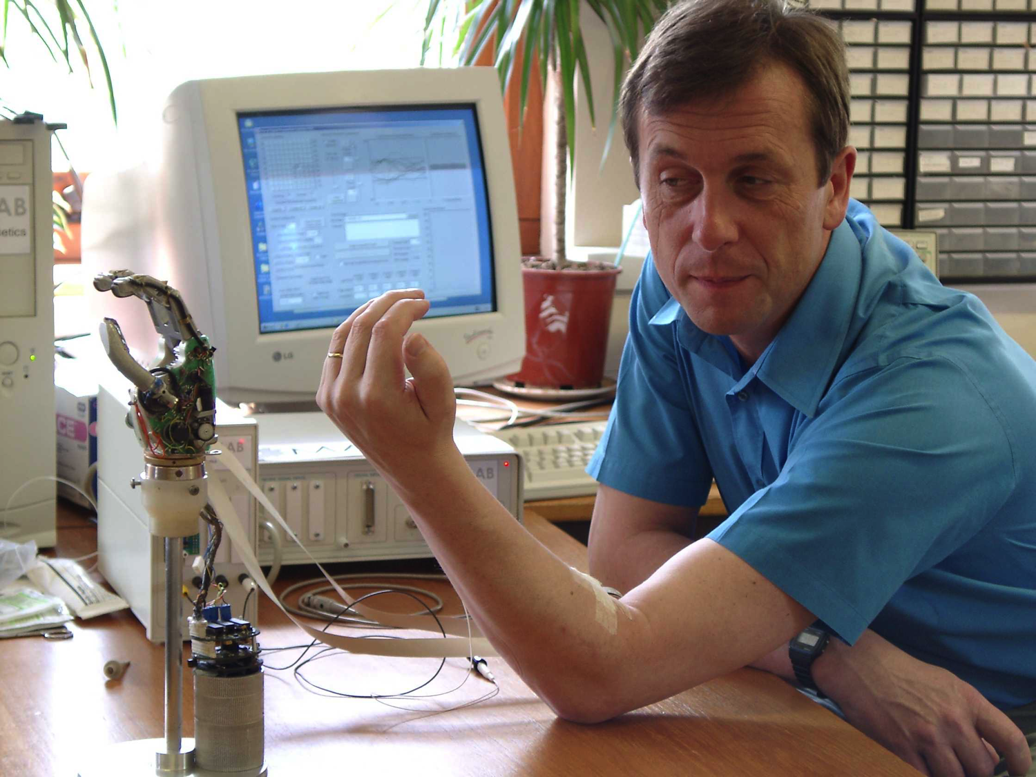 kevin-warwick-biohacking-science