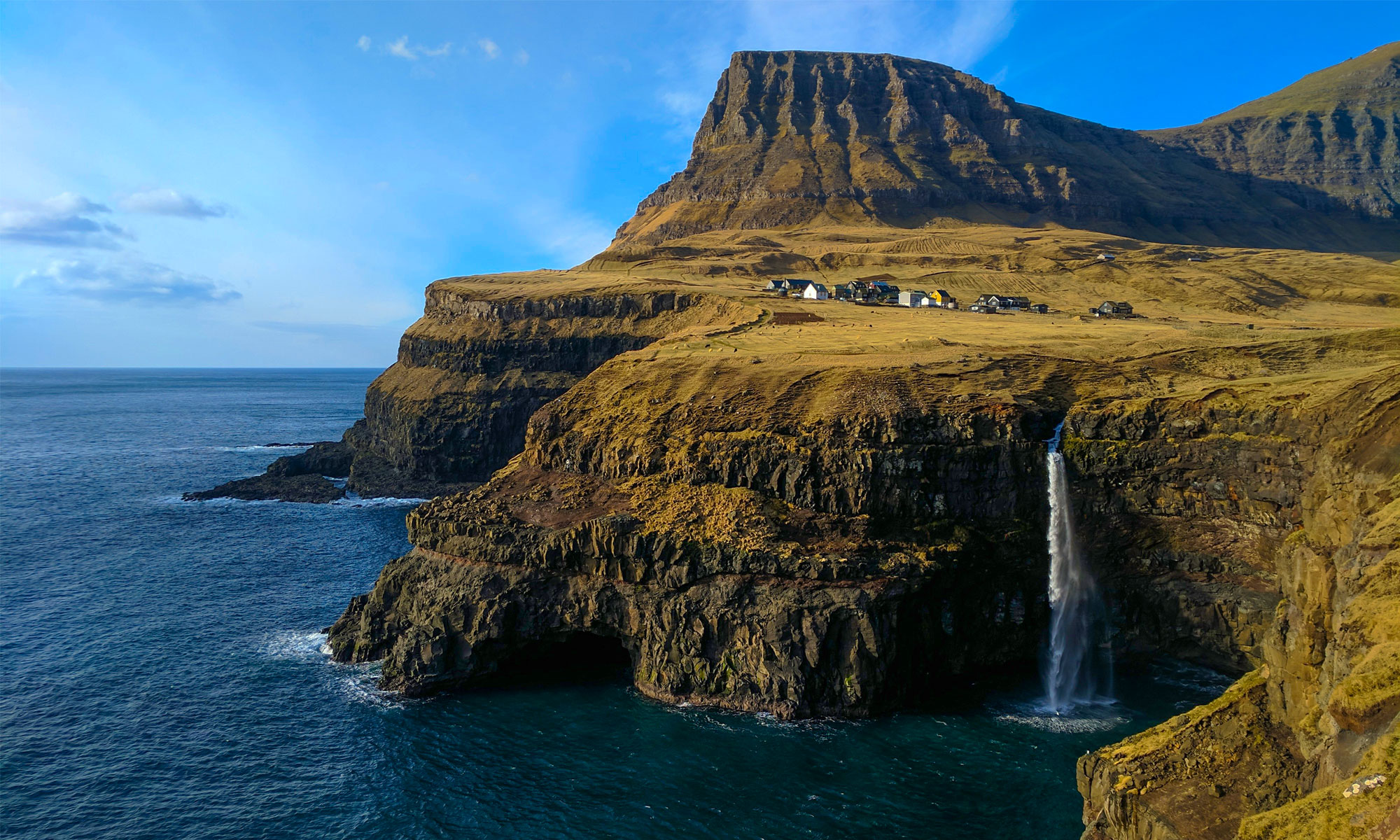 faroe-islands-Gásadalur-Mulafossur