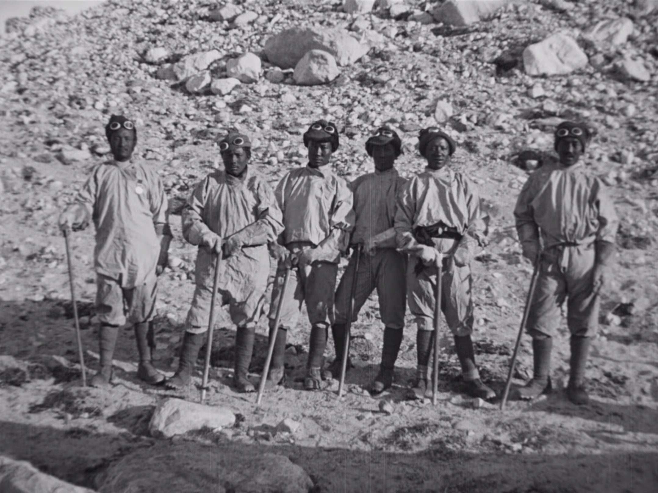 1924-everest-expedition-porters