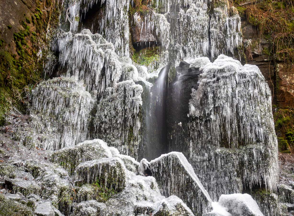 Ice-Climbing-In-The-UK