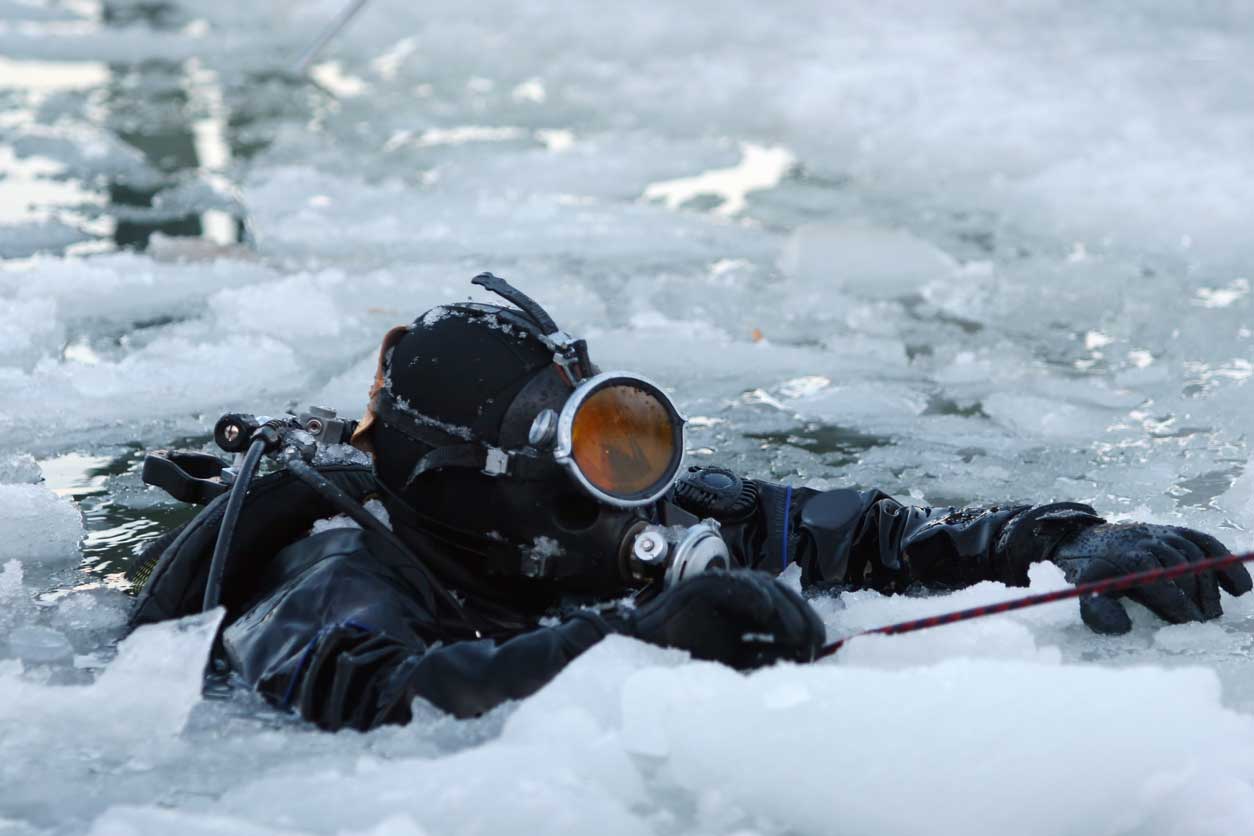 Ice-Diving-In-The-French-Alps