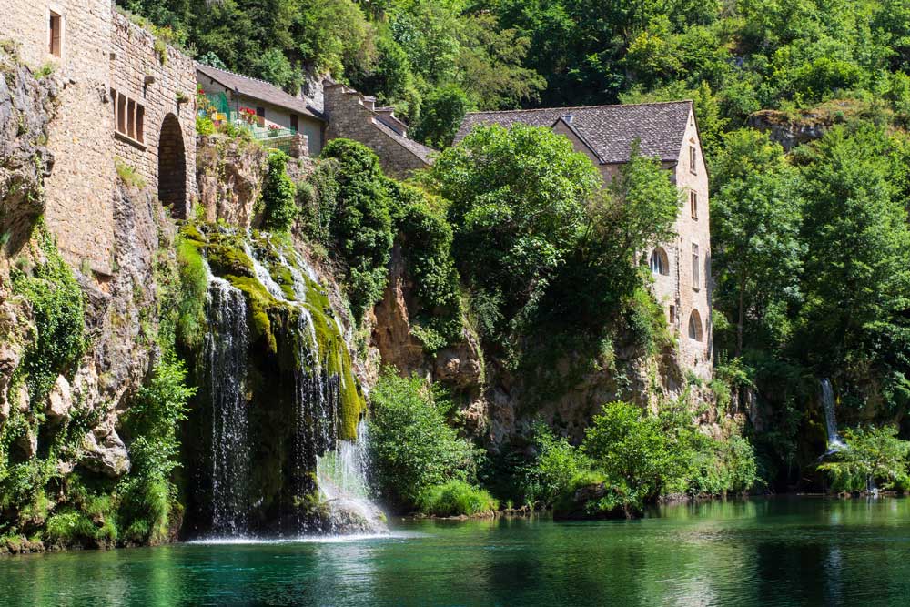 best-waterfalls-in-france-Saint-Chély-du-Tarn