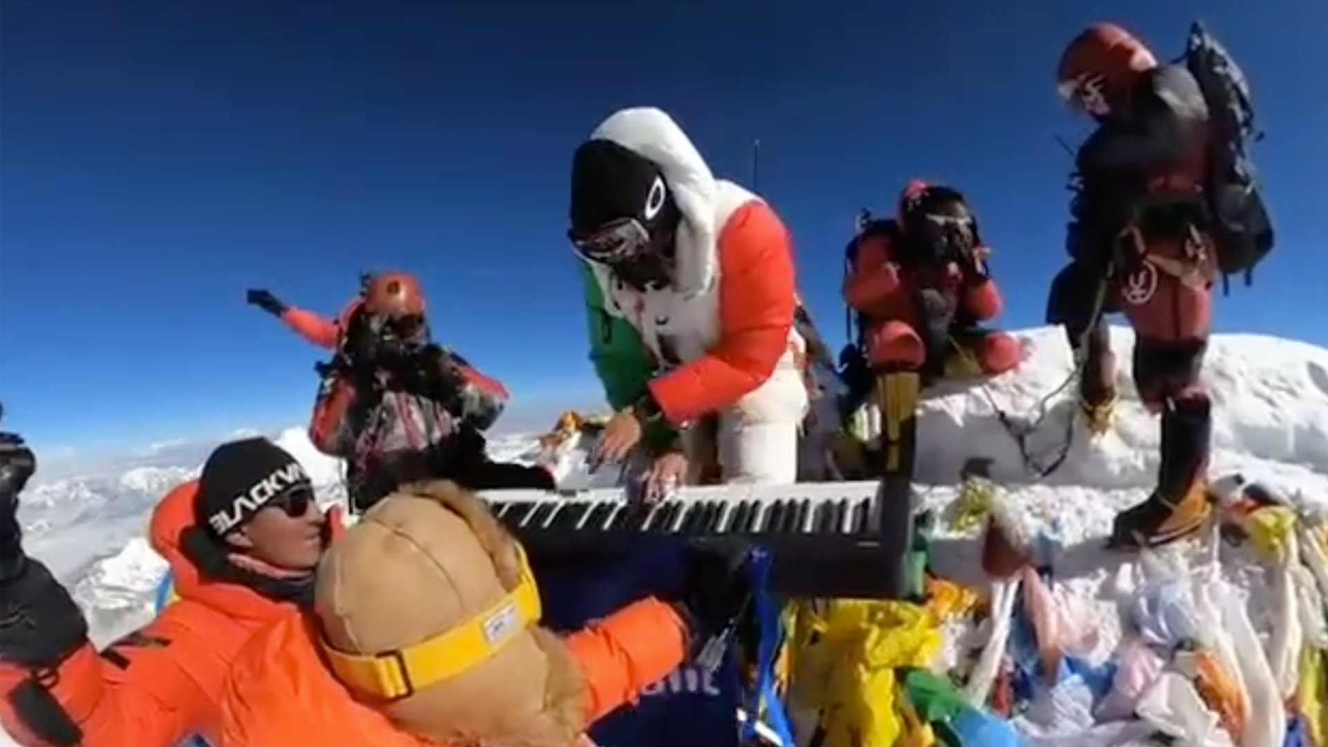 keyboard-player-on-everest