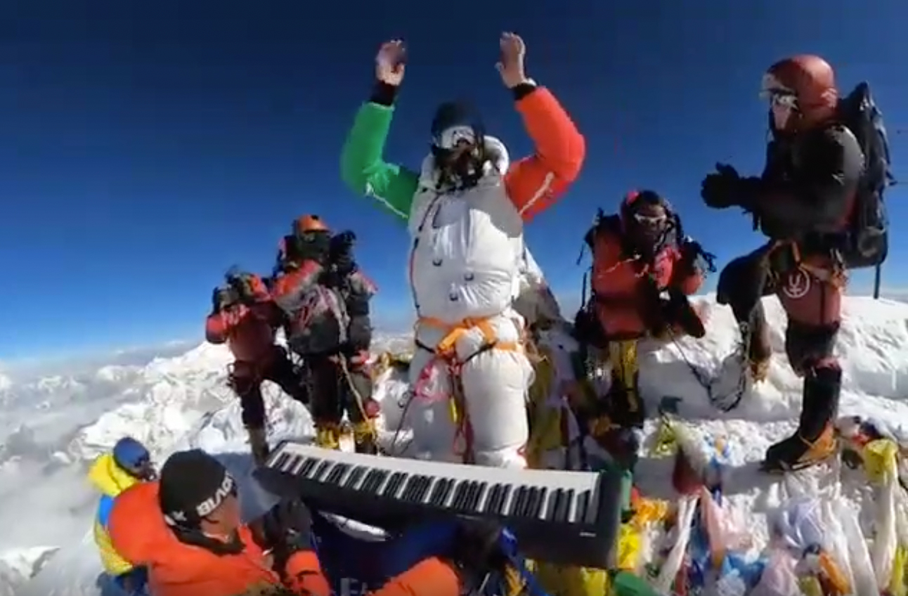 playing-piano-on-everest