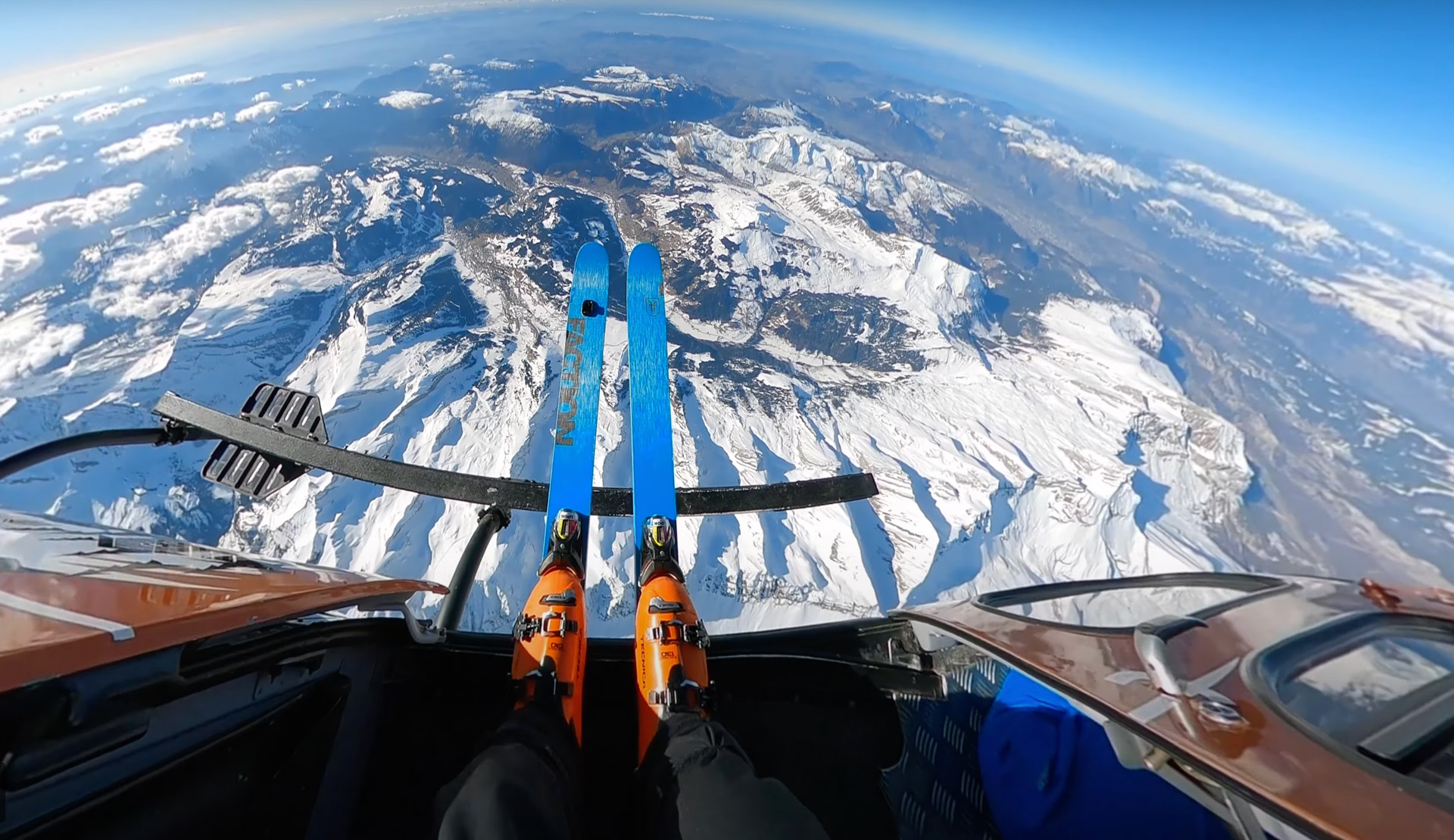 skiing-skydive-out-of-a-helicopter