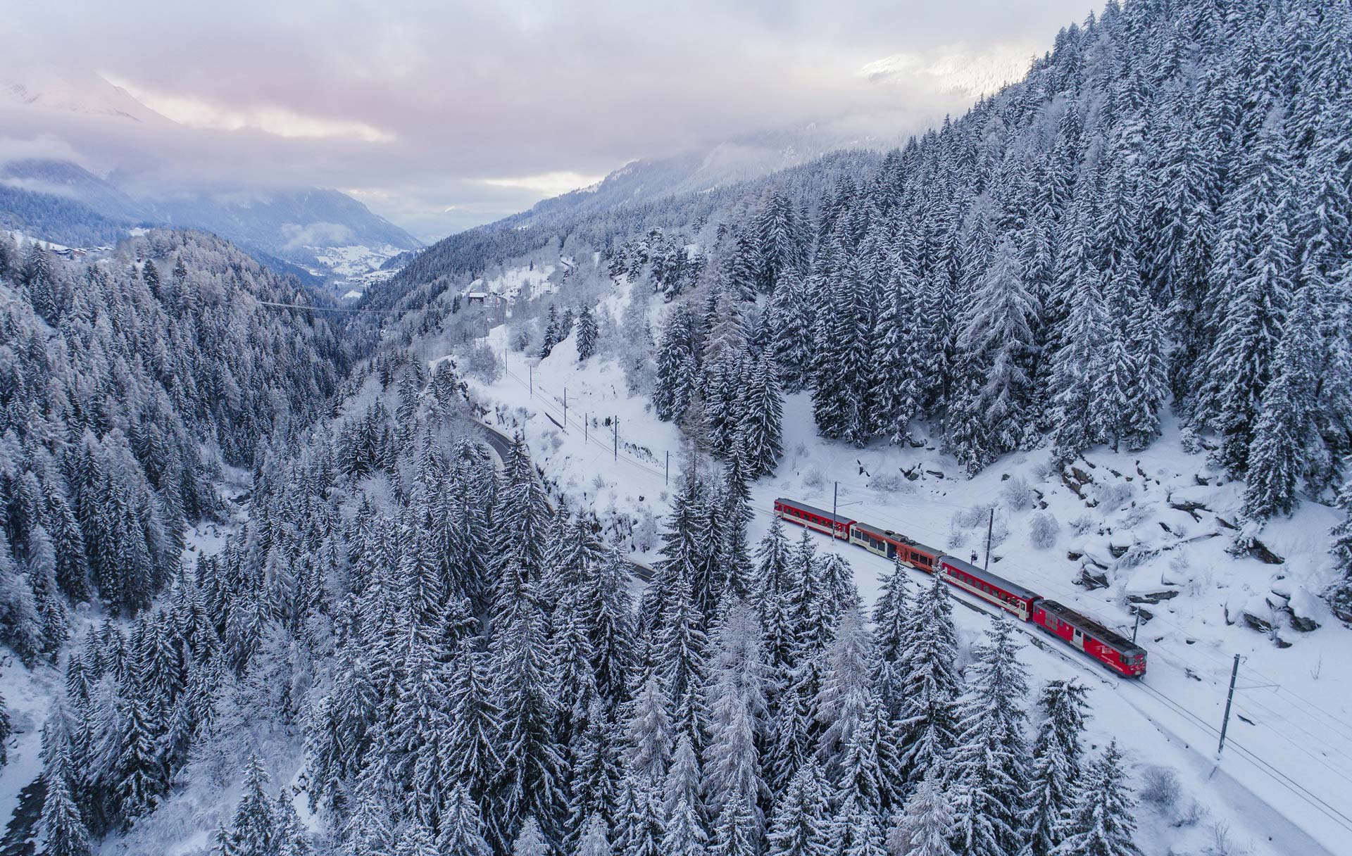 Skiing-by-train-Swiss-Alps