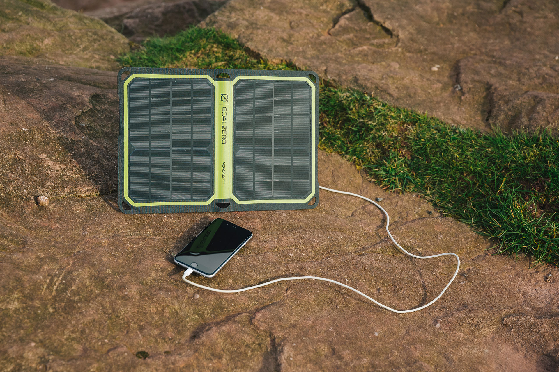 goal-zero-nomad-7-solar-panel-accessories-technology-002