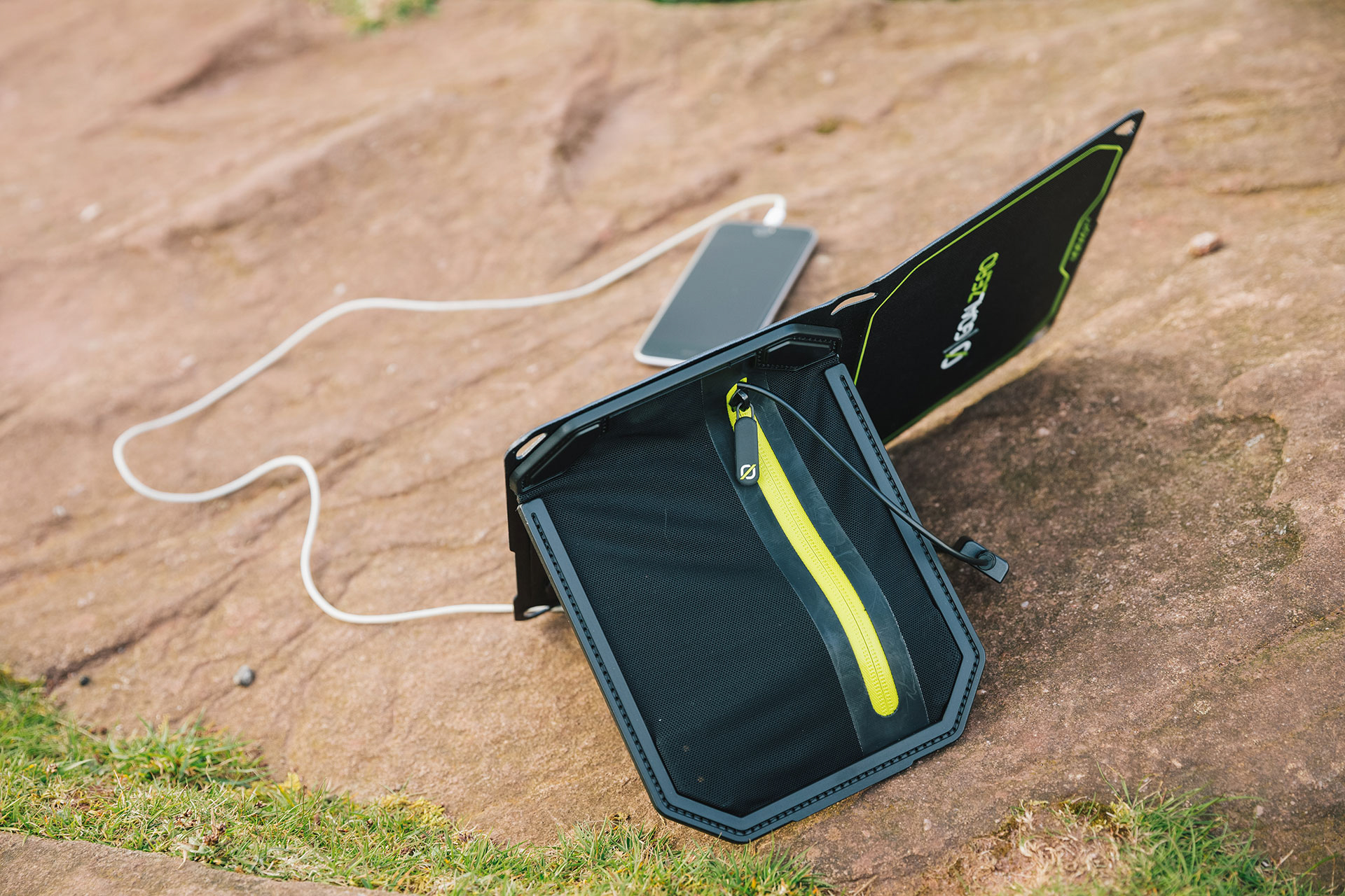 goal-zero-nomad-7-solar-panel-accessories-technology-003