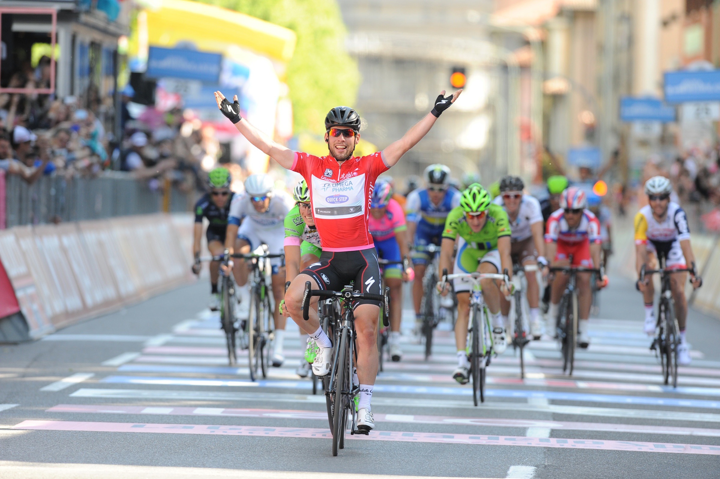 Mark Cavendish, Giro d'Italia, stage 21, salute, pic: Stefano Sirotti