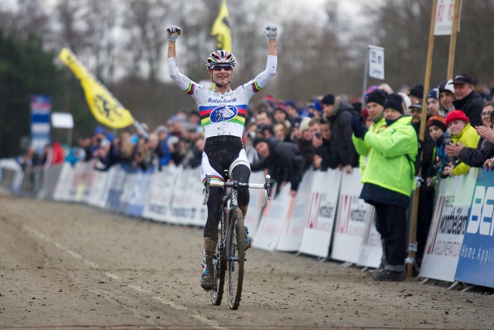 Marianne Vos, cyclo-cross, world champion, rainbow jersey, UCI Cyclo-cross World Cup, Nommay, salute (pic: Balint Hamvas)