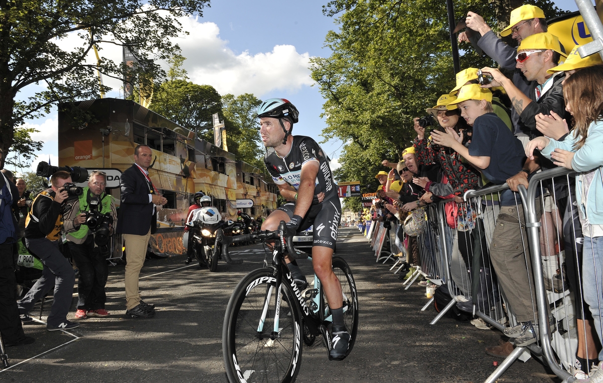 Mark Cavendish, crash, Tour de France, stage one, Harrogate, pic: Simon Wilkinson/SWpix.com