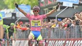 Alberto Contador, Tinkoff-Saxo, pink jersey, salute, Milan, pic: Sirotti