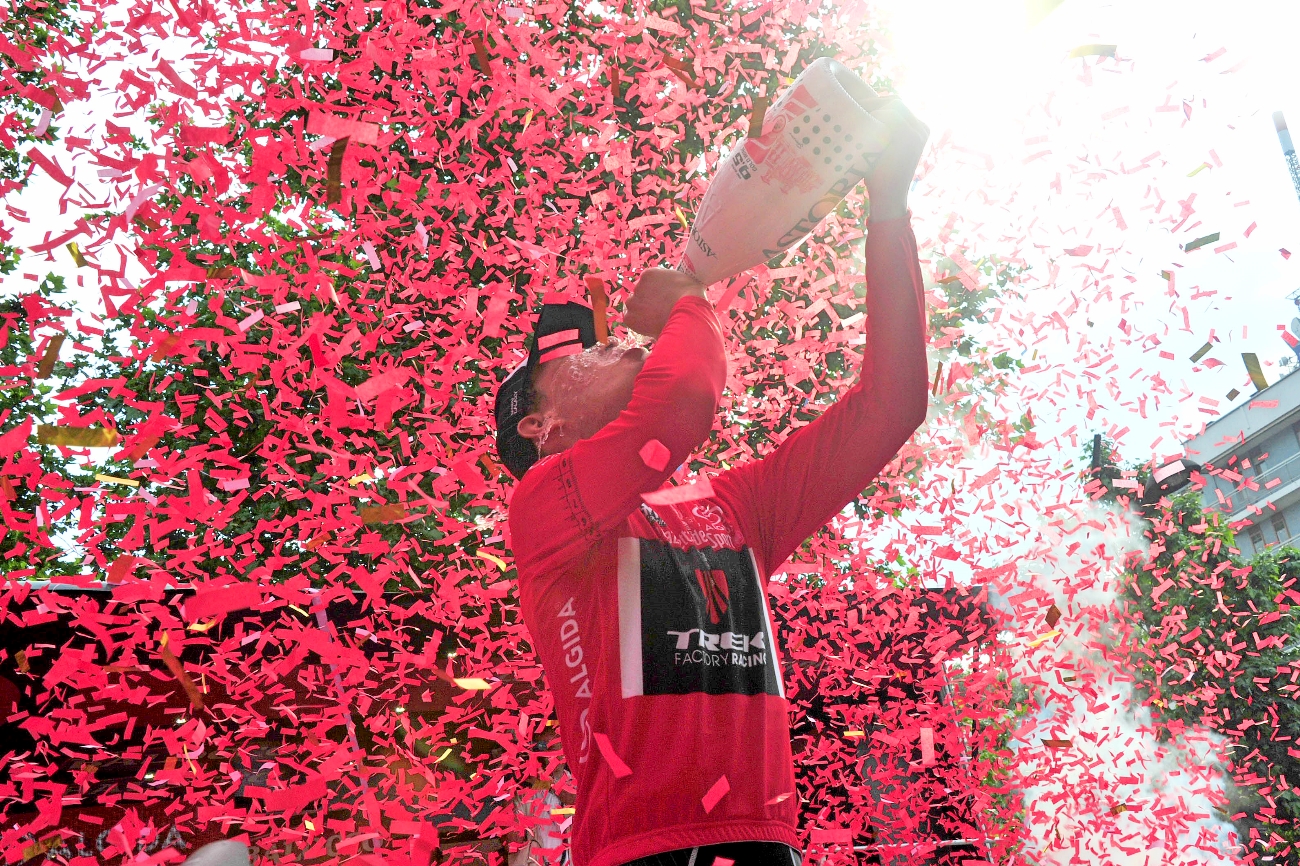 Giacomo Nizzolo, Trek Factory Racing, red jersey, champagne, Giro d'Italia, 2015, pic: Sirotti