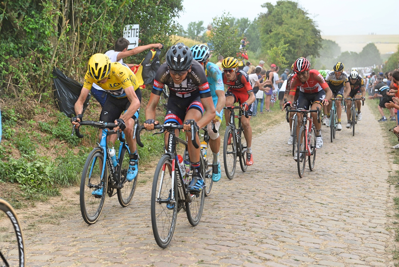 Chris Froome, yellow jersey, cobbles, Tour de France, 2015, pic: Sirotti