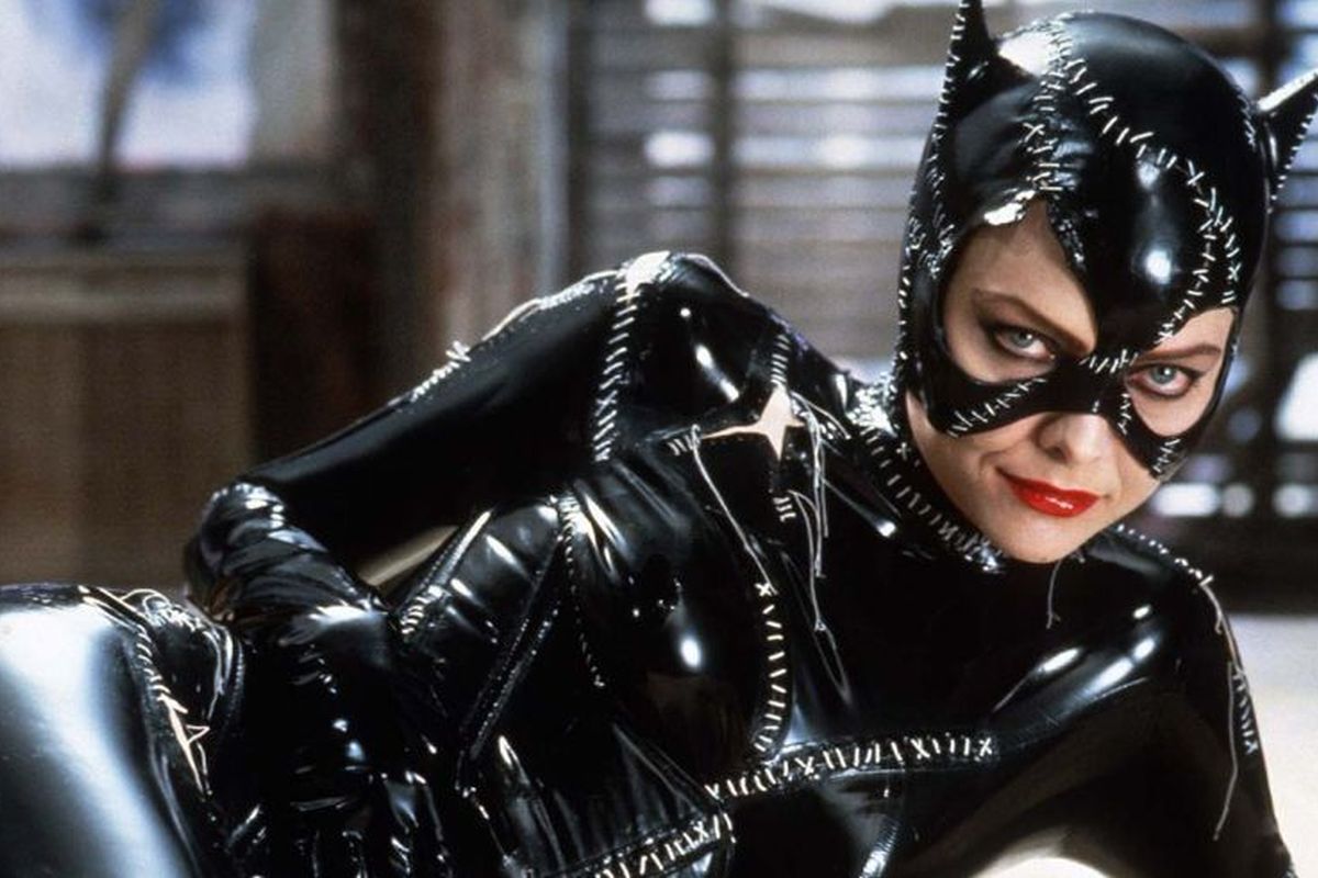 Actriz que encarnó al popular personaje en Batman Returns, está dispuesta a  ser Catwoman. - FM Globo Guadalajara