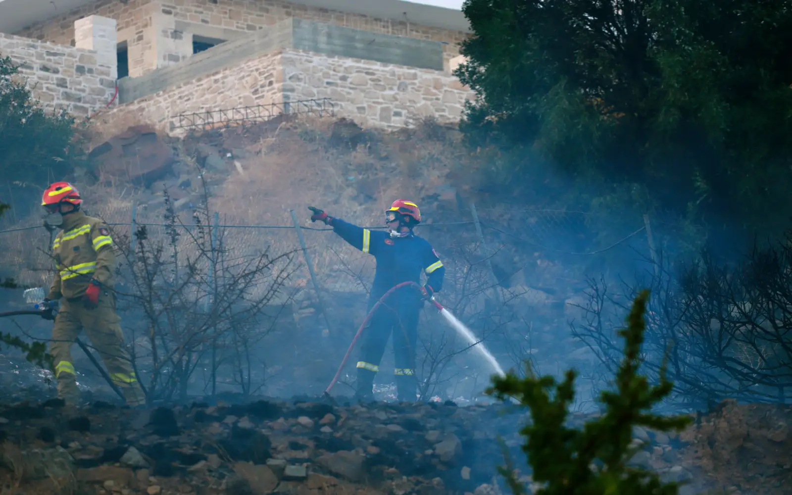 Firefighters battle to contain deadly blaze in Greece’s Crete