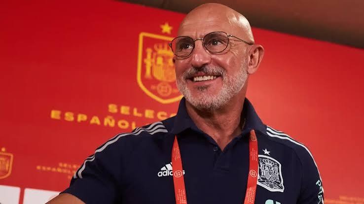 Luis de la Fuente entra en el mural de campeones de la Ciudad Deportiva del Sevilla