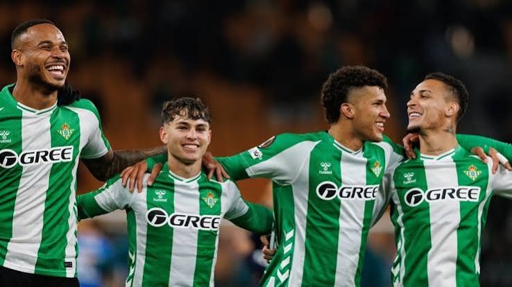 El Real Betis supedita sus fichajes a la salida de jugadores