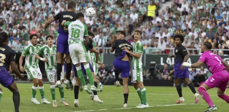 El balón parado vuelve a desnudar la fragilidad defensiva del Betis