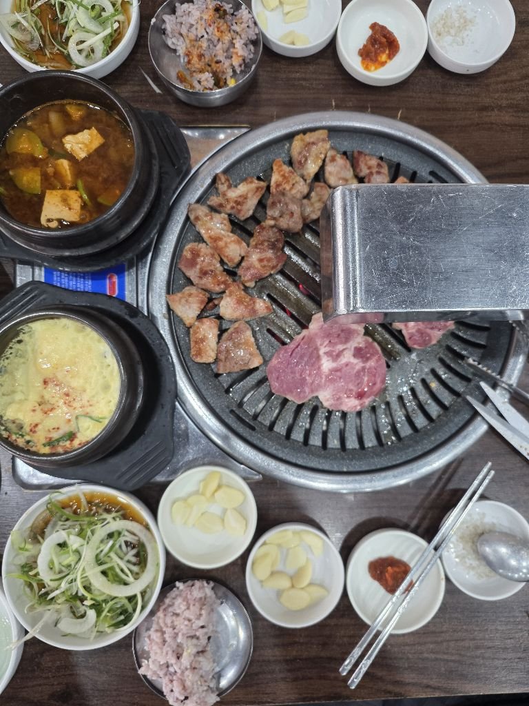돼지고기 구이 식사 사진