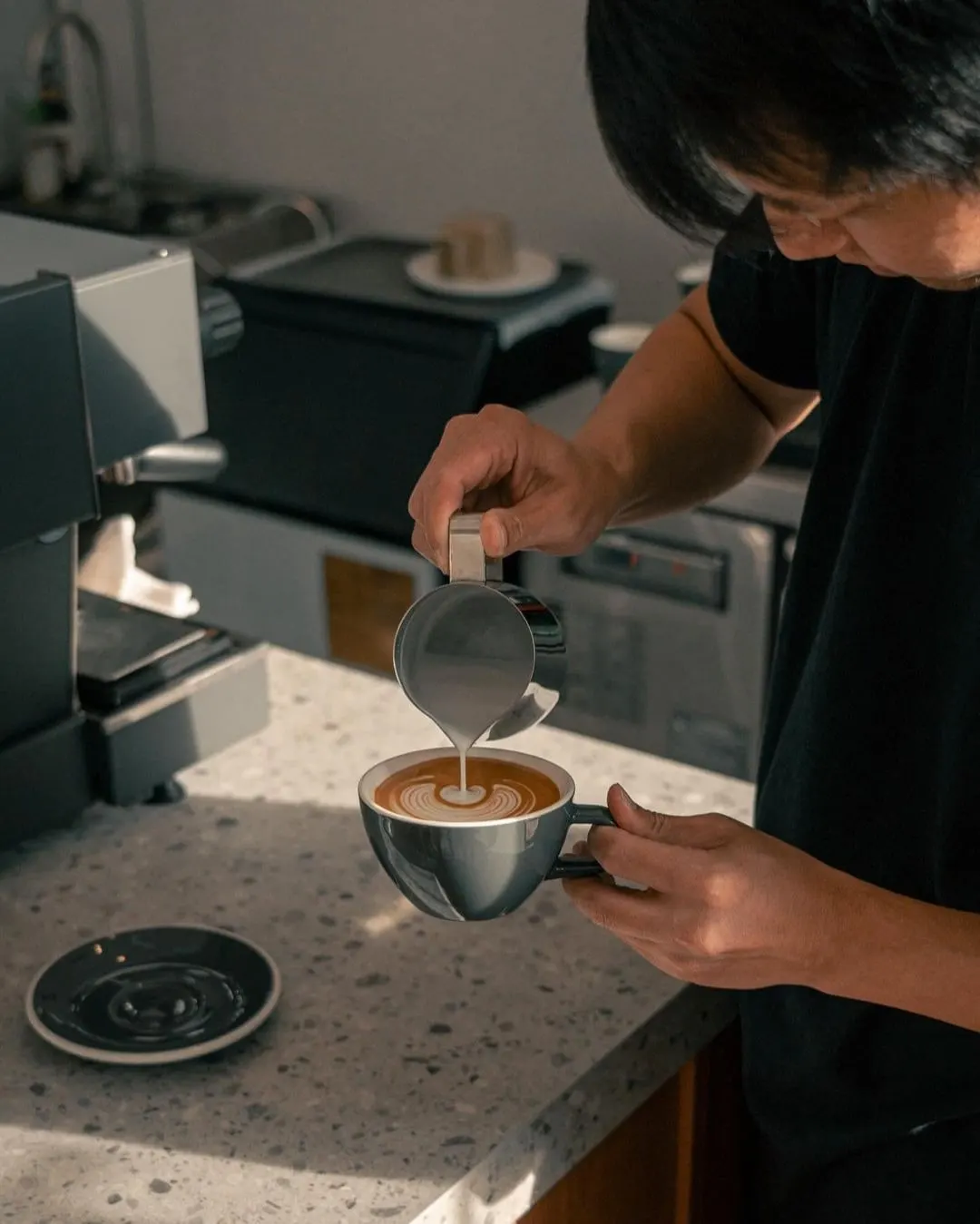 Latte art pour