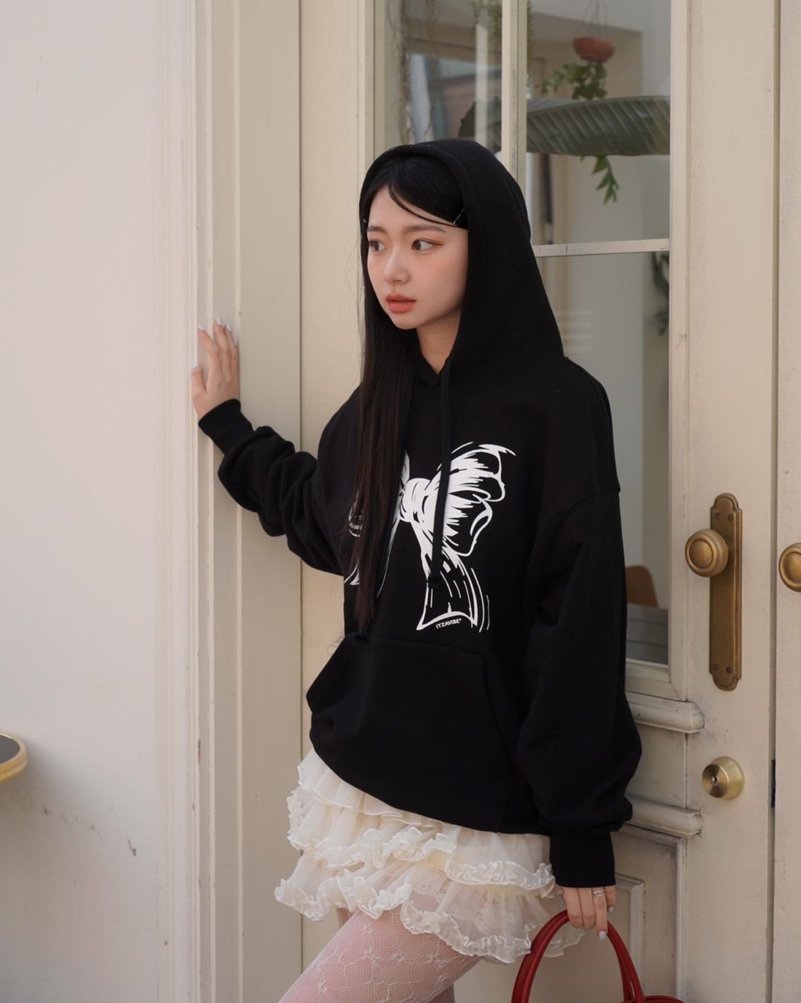 ITZAVIBE RIBBON LOGO HOOD パーカー [ブラック] ITZAVIBE(イッザバイブ) パーカー・フーディ(レディース) - 海外