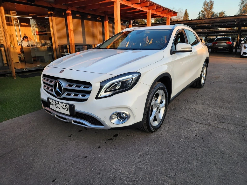 MERCEDES-BENZ GLA 200