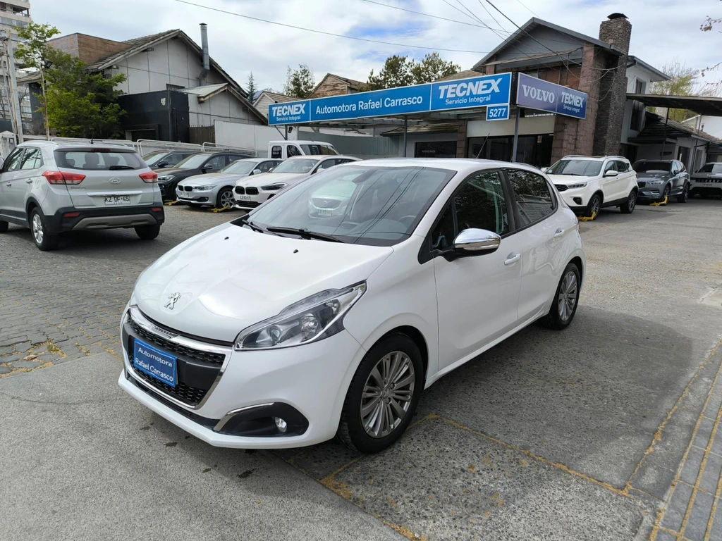 PEUGEOT 208