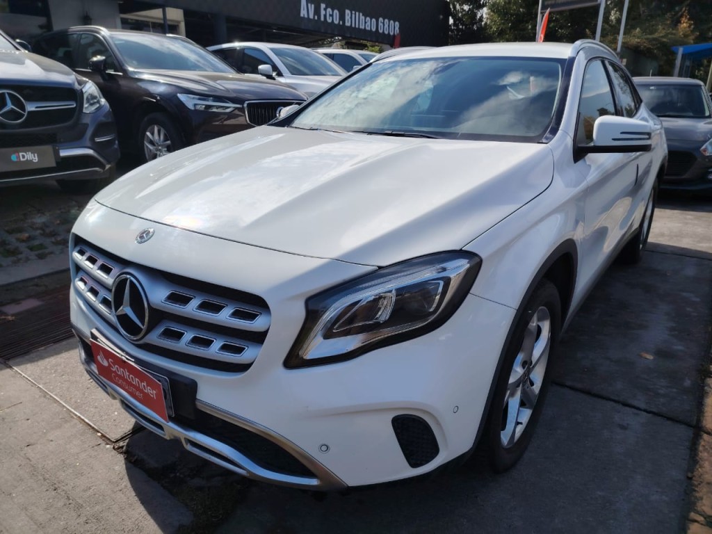 MERCEDES-BENZ GLA 200