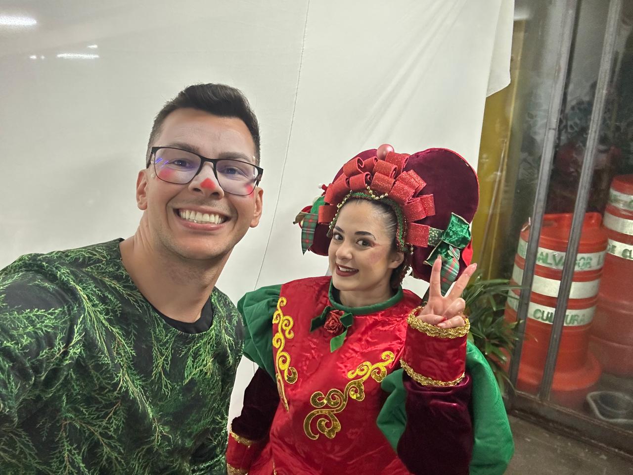 Fotos divertidas do dia que participamos de um desfile de Natal em dezembro de 2025.