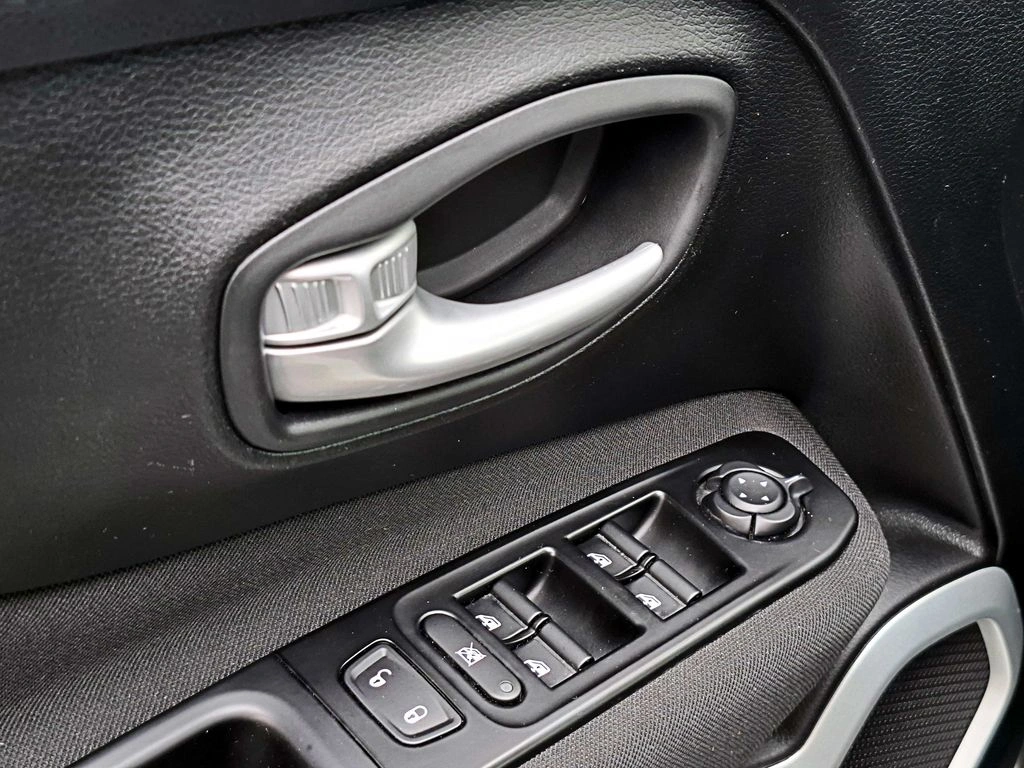 Jeep Renegade — foto 11 de 20