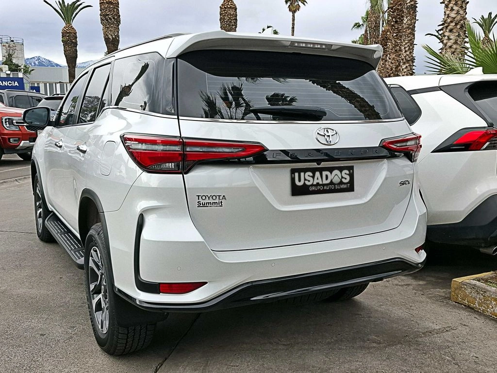 Toyota Fortuner — foto 4 de 19